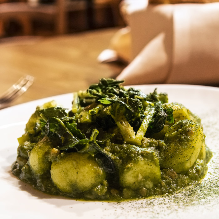 Immagine di: Gnocchi di patate e crema di broccolo fiolaro